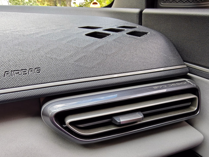 Die obere Abdeckung des Armaturenbrettes ist vom Design her gewöhnungsbedürftig; uns gefällt der 3D-Drucker-Look nicht so gut. (Bild: Martin Wolf/Golem.de)