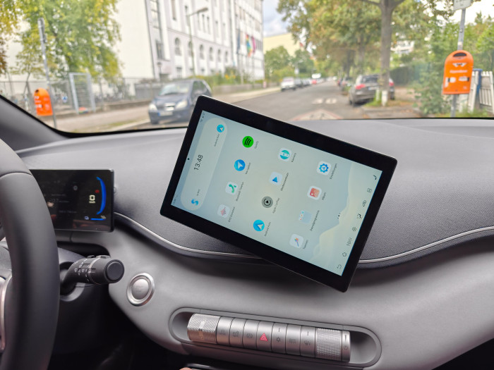 Das Display in der Mitte lässt sich wie bei BYD üblich auf Knopfdruck drehen. (Bild: Martin Wolf/Golem.de)