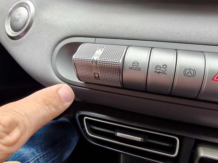 Der Gangwahlschalter ist ebenfalls in der Mitte eingebaut. (Bild: Martin Wolf/Golem.de)