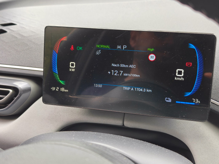 Das Fahrdisplay zeigt alle wichtigen Informationen an. (Bild: Martin Wolf/Golem.de)