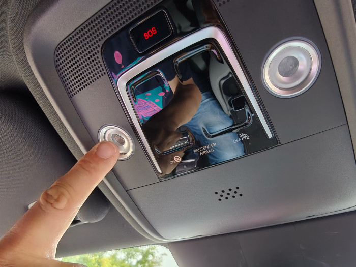 Die Lampen im Fahrzeughimmel sind Touch-gesteuert. (Bild: Martin Wolf/Golem.de)