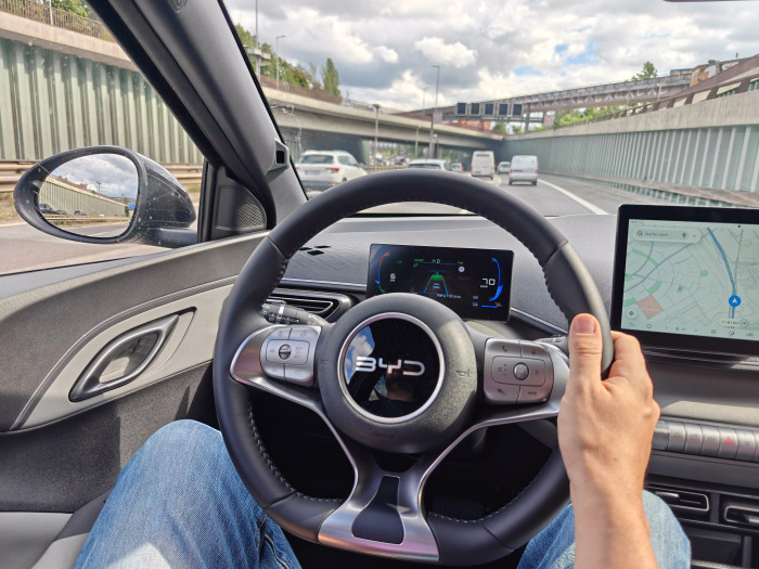 Auch auf der Autobahn fährt sich der Dolphin Surf angenehm - bis 125 km/h auch mit Lenkassistent. 