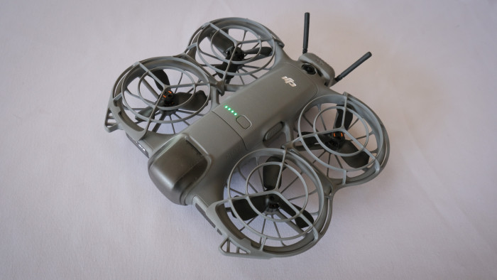 Der Propellerschutz der DJI Neo 2 kann entfernt werden. Das verlängert die Flugzeit minimal. (Bild: Steinlechner / Golem)