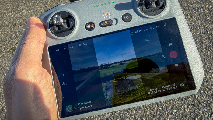 Die Neo 2 können wir auch mit der DJI-Fernbedienung steuern. (Bild: Steinlechner / Golem)
