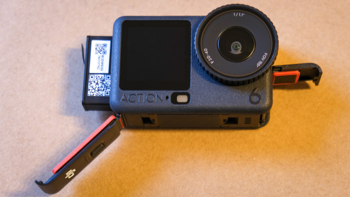 Links der Akku, den wir rechts per USB-C laden können. (Bild: Steinlechner / Golem)