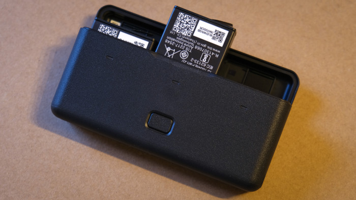 In die Akkuschale passen bis zu drei Akkus. (Bild: Steinlechner / Golem)