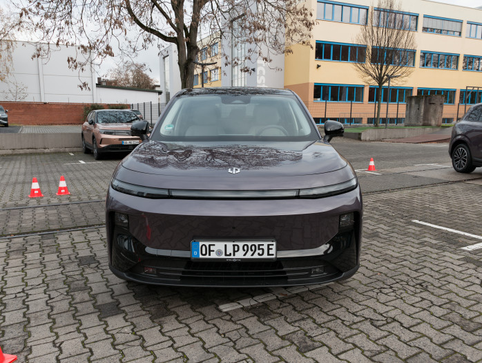 Die Front wirkt verglichen mit der des C10 weniger bullig. (Bild: Tobias Költzsch/Golem)