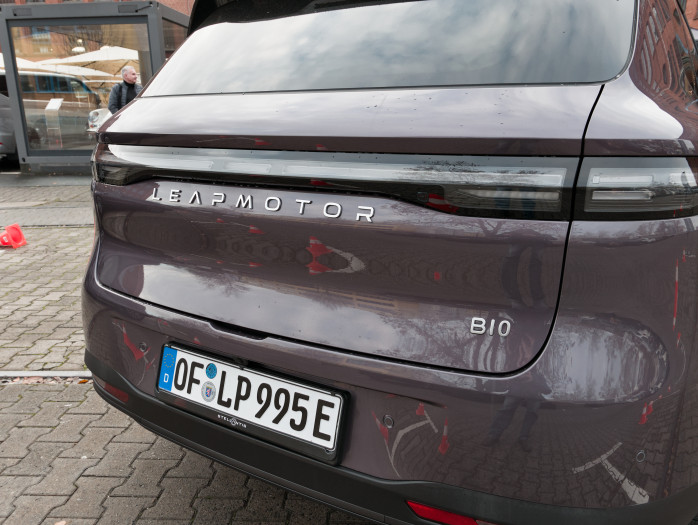 Der Knopf zum Öffnen der motorisierten Heckklappe ist rechts oberhalb des R von Leapmotor versteckt. (Bild: Tobias Költzsch/Golem)