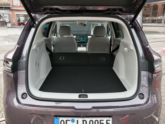 Bei umgeklappten Rücksitzen passen 1.300 Liter hinein. (Bild: Tobias Költzsch/Golem)