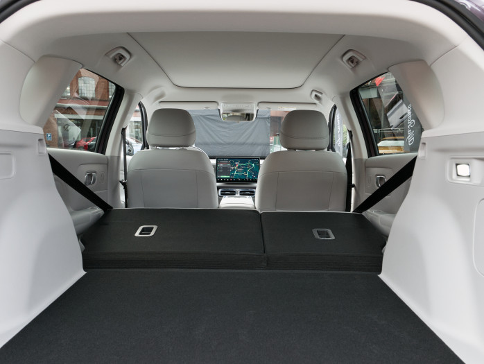 Die Ladefläche ist nicht komplett eben. (Bild: Tobias Költzsch/Golem)