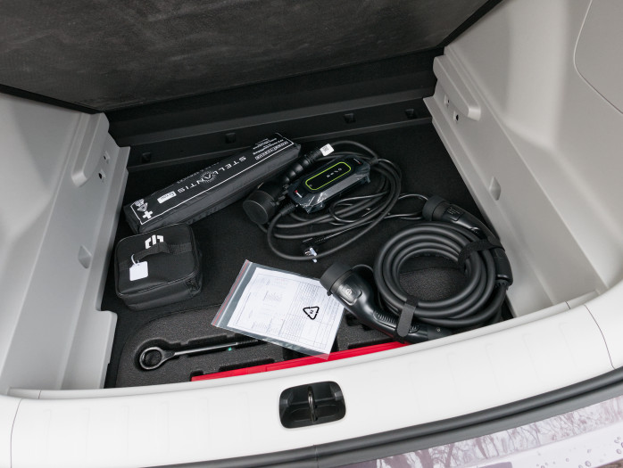 Unter der Kofferraumabdeckung befindet sich ein Fach für Ladekabel und anderes Zubehör. (Bild: Tobias Költzsch/Golem)