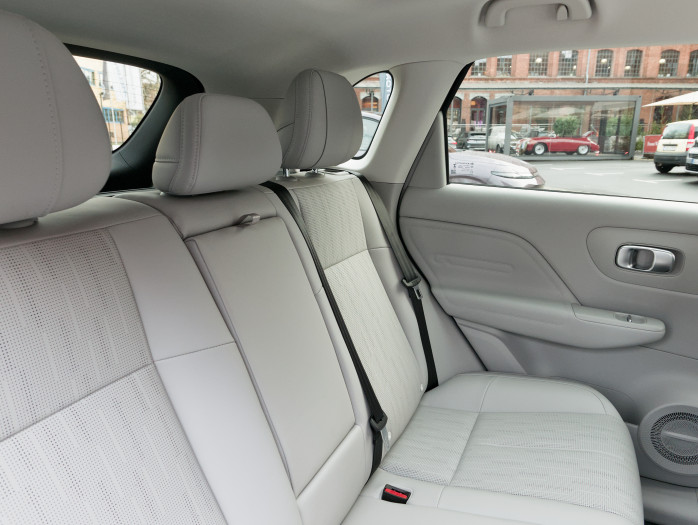 Anstelle des Mittelplatzes lässt sich eine Armlehne herunterklappen. (Bild: Tobias Költzsch/Golem)