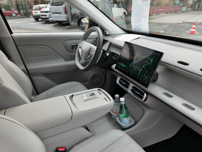 Das Cockpit ist schlicht wie das des C10, vom Stil aber anders. (Bild: Tobias Költzsch/Golem)