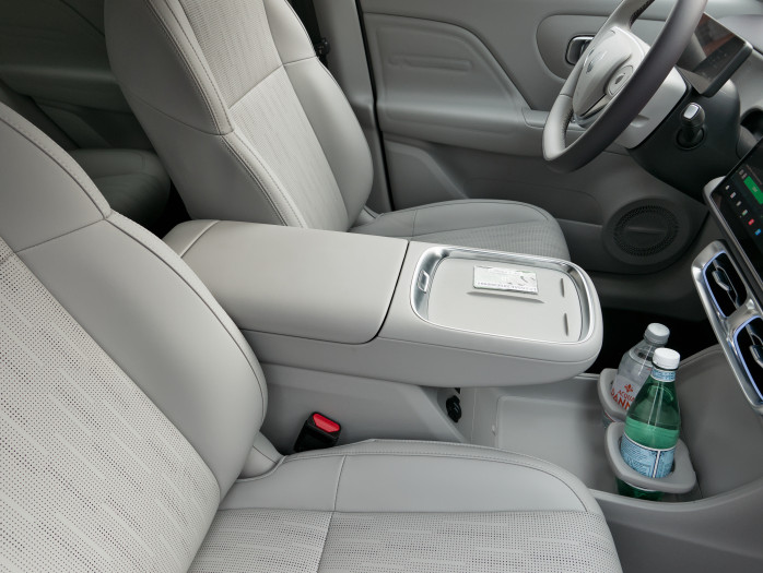 Die Mittelkonsole ist weich gepolstert und hat eine drahtlose Ladestation für Smartphones. (Bild: Tobias Költzsch/Golem)