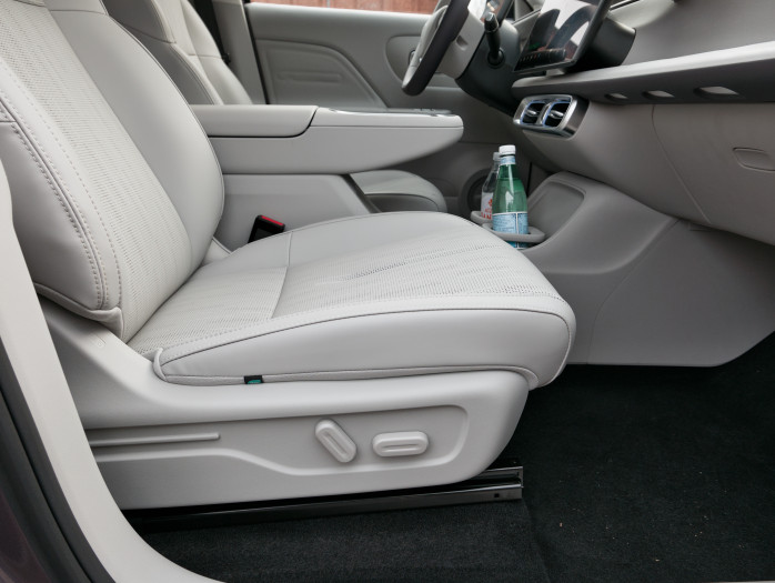 Die Sitze lassen sich in der von uns getesteten Version elektrisch verstellen. (Bild: Tobias Költzsch/Golem)