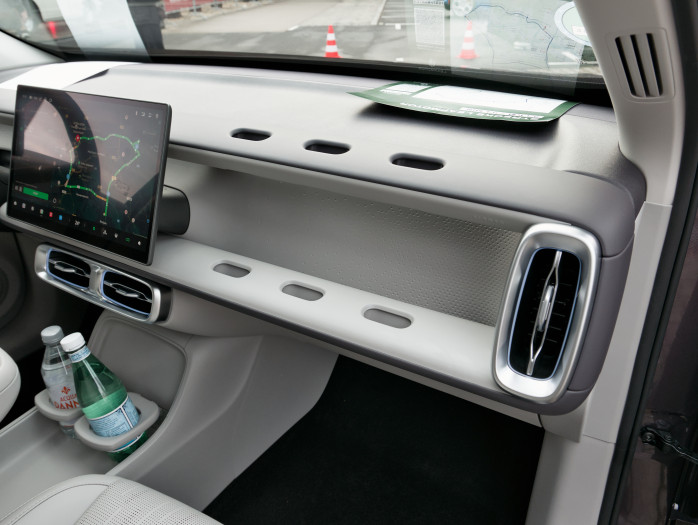 Das Design des Armaturenbretts ist ungewöhnlich und wirkt fast schon industriell. (Bild: Tobias Költzsch/Golem)