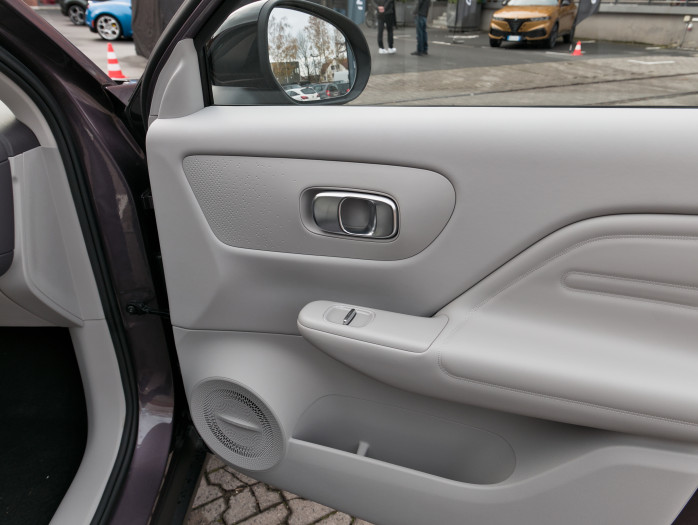 Die Türverkleidungen sind wie der Rest des Innenraums aus Kunststoff, der aber an den entscheidenden Stellen aufgeschäumt ist. (Bild: Tobias Költzsch/Golem)