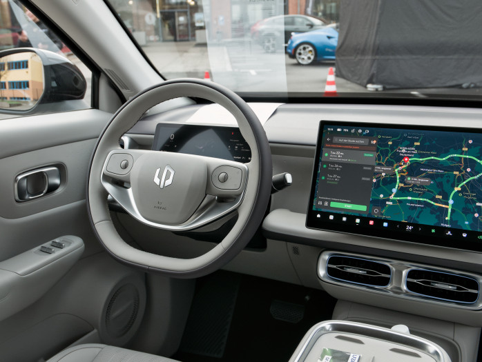 Die Fahrposition im B10 ist geräumig und bequem. (Bild: Tobias Költzsch/Golem)