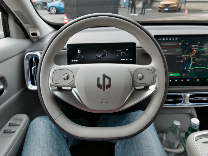 Das Lenkrad hat die gleichen Bedienelemente wie das des C10 - also neben der Steuerung für den Fahrassistenten auch einen programmierbaren Knopf. (Bild: Tobias Költzsch/Golem)