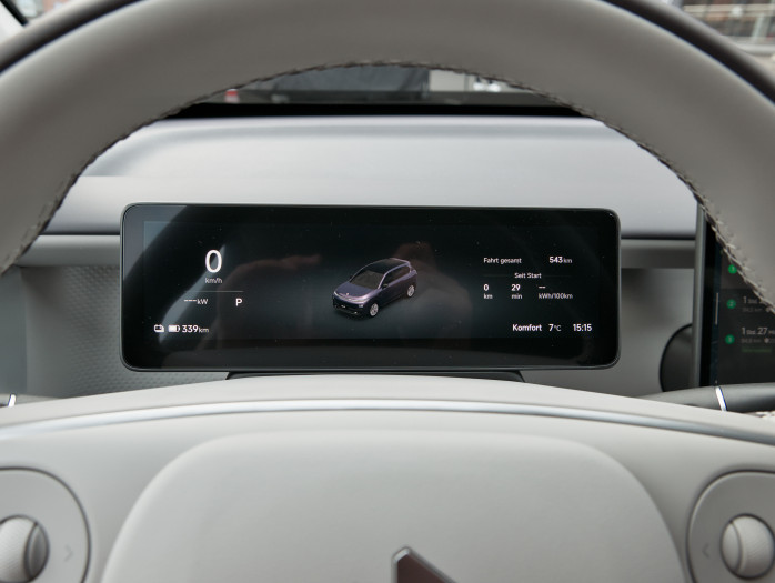 Das 8,8 Zoll große Fahrdisplay hinter dem Lenkrad zeigt die wichtigsten Informationen an. (Bild: Tobias Költzsch/Golem)