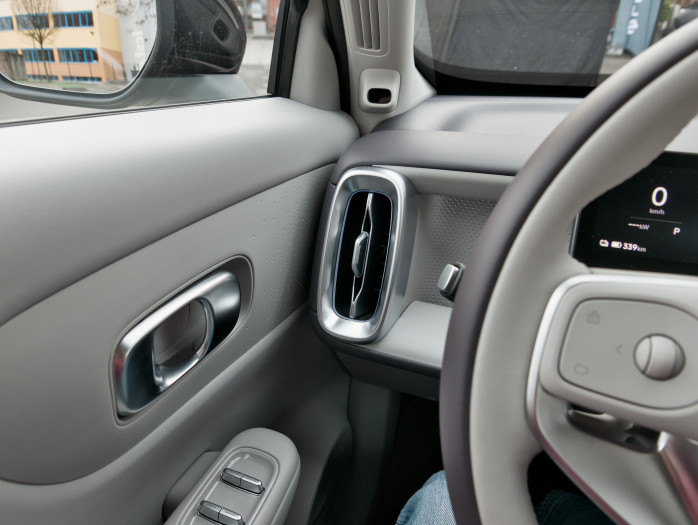 Die Lüftungsschlitze lassen sich manuell ausrichten und haben eine Ambientebeleuchtung. (Bild: Tobias Költzsch/Golem)