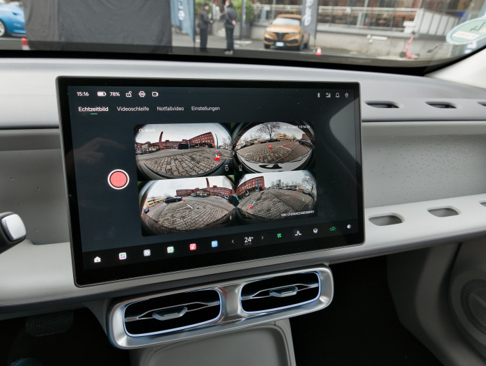 Der B10 hat eine Reihe von Kameras. (Bild: Tobias Költzsch/Golem)