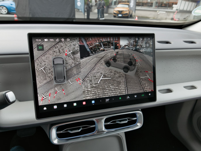 Die 360-Grad-Ansicht mit 3D-Funktion ist vor allem beim Parken praktisch. (Bild: Tobias Költzsch/Golem)