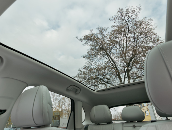 Der B10 hat ein großes Panoramadach mit elektrisch schließbarem Rollo. (Bild: Tobias Költzsch/Golem)