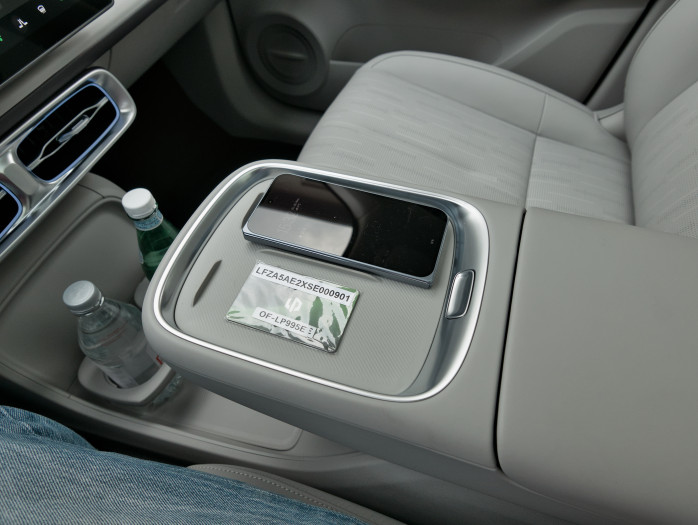 Für den B10 gibt es keinen traditionellen Schlüssel, sondern eine Karte. (Bild: Tobias Költzsch/Golem)