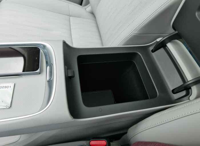 Das Fach in der Mittelkonsole ist nicht riesig, aber brauchbar. (Bild: Tobias Költzsch/Golem)