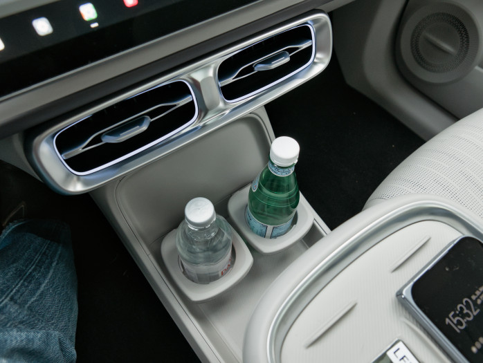 Die Becherhalter im B10 lassen sich einklappen. (Bild: Tobias Költzsch/Golem)