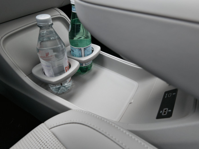 Dann kann die Stauschale unter der Mittelkonsole komplett genutzt werden. (Bild: Tobias Költzsch/Golem)