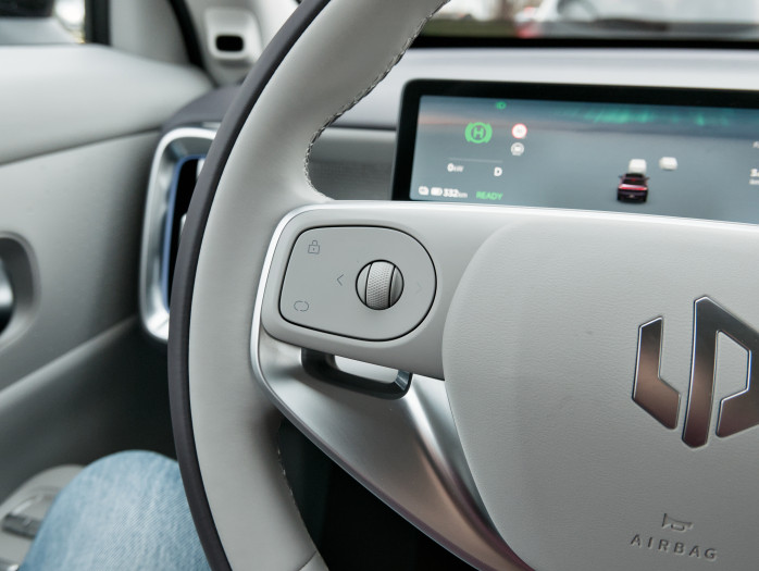 Das Lenkrad gefällt uns vom Design besser als das des C10. (Bild: Tobias Költzsch/Golem)