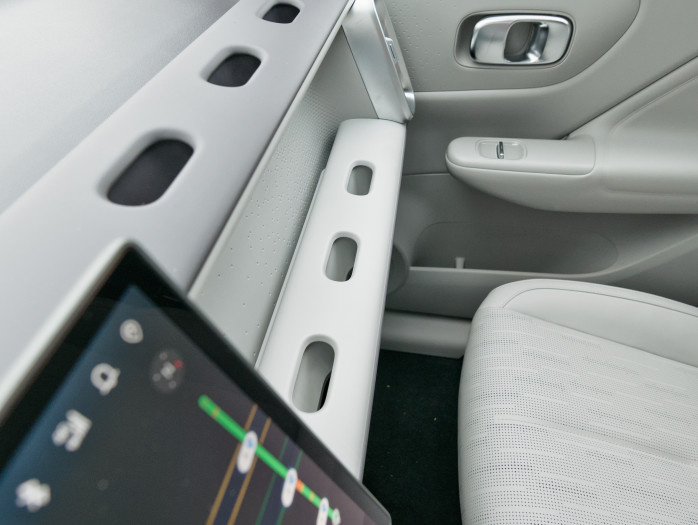 Das Armaturenbrett sieht teilweise aus wie ein Metallträger. (Bild: Tobias Költzsch/Golem)