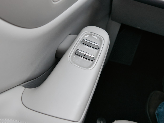 Nur bei den Fensterhebern verwendet Leapmotor Pianolack. (Bild: Tobias Költzsch/Golem)