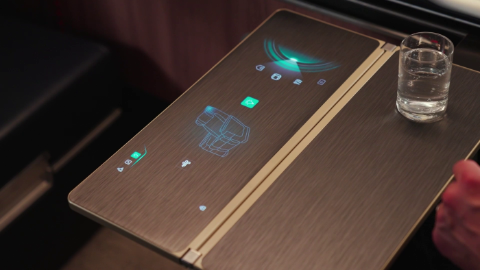 Der Nice Intellitable im Einsatz (Bild: Lufthansa Technik)