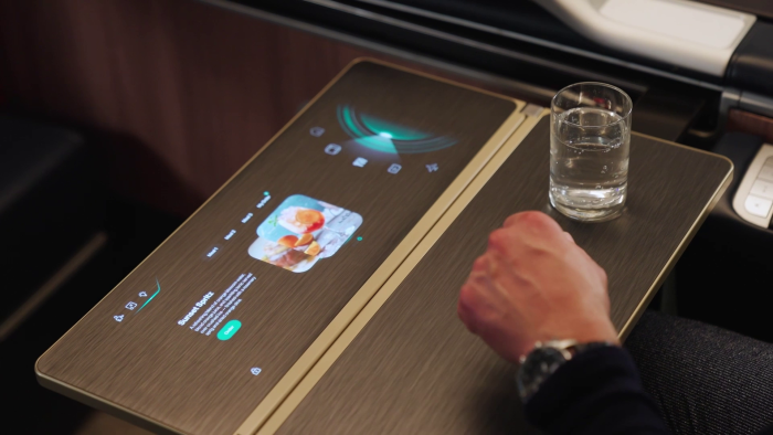 Der Nice Intellitable im Einsatz (Bild: Lufthansa Technik)