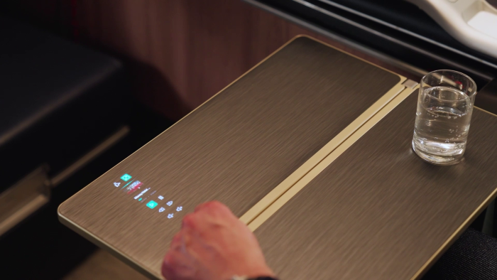 Der Nice Intellitable im Einsatz (Bild: Lufthansa Technik)