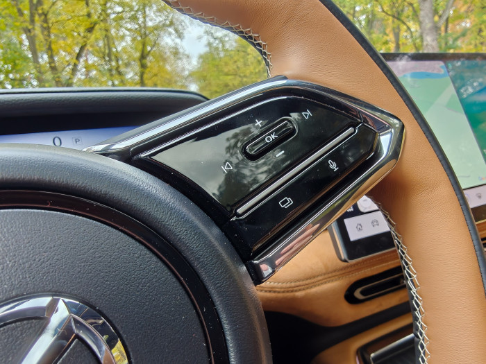 Das Lenkrad ist die einzige Stelle im Mazda 6e, bei der Pianolack verwendet wird. (Bild: Martin Wolf/Golem)