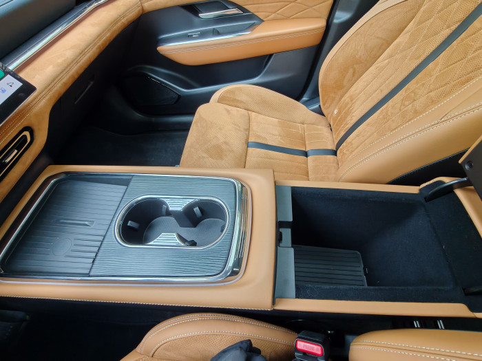Die Mittelkonsole hat ein großes Staufach, zwei Becherhalter und ein Ladepad mit Belüftung. (Bild: Martin Wolf/Golem)