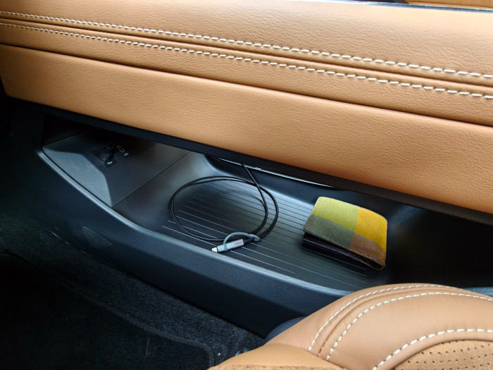 Unter der Mittelkonsole befindet sich ein weiteres Fach. (Bild: Martin Wolf/Golem)