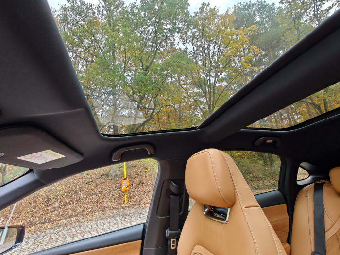 Das Panoramadach gehört beim Mazda 6e zur Serienausstattung - bei der Takumi-Plus-Variante gehört ein elektronisches Rollo dazu. (Bild: Martin Wolf/Golem)