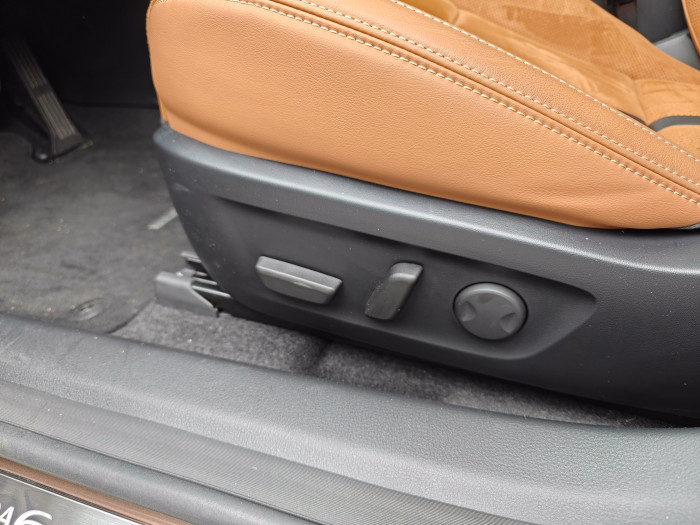 Auch die elektronisch verstellbaren Sitze sind Serienausstattung. (Bild: Martin Wolf/Golem)