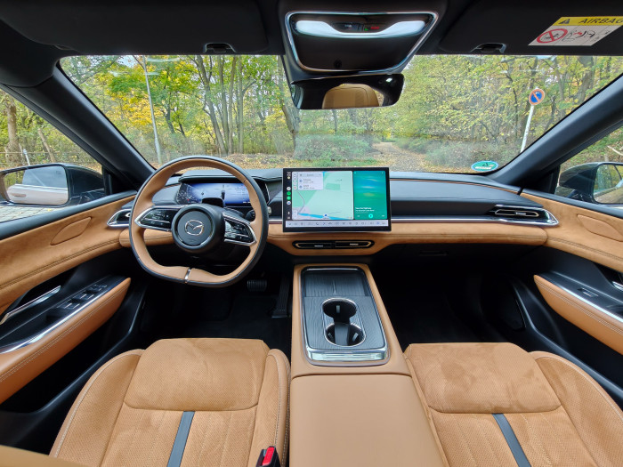 Das Interieur des Mazda 6e ist aufgeräumt und mit Kunstleder und Kunstveloursleder samt Ziernähten ausgestattet. (Bild: Martin Wolf/Golem)