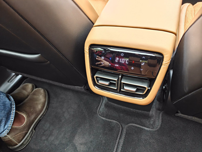 Im Fond gibt es eine Klimasteuerung, die zweite Klimazone des Beifahrers wird übernommen. (Bild: Martin Wolf/Golem)