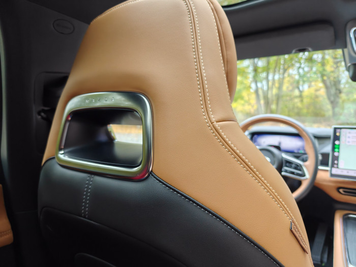 Der Mazda 6e hat überall kleine, hübsche Details - wie etwa die Aussparungen in den Vordersitzen. (Bild: Martin Wolf/Golem)