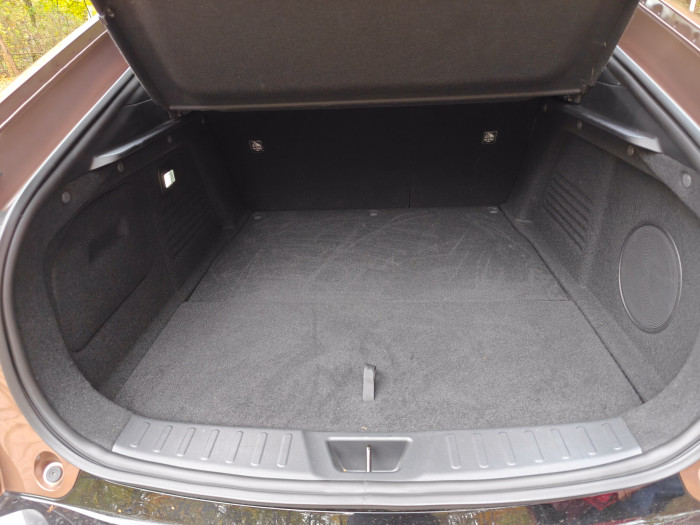 Der Kofferraum ist bauartbedingt mit 466 Litern nicht riesig. (Bild: Martin Wolf/Golem)