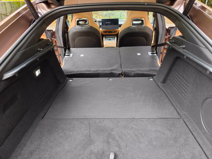 Bei umgeklappten Rücksitzen ergibt sich ein Volumen von 1.074 Litern. (Bild: Martin Wolf/Golem)