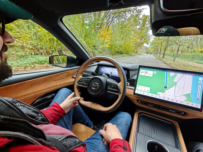 Für Fahrer und Beifahrer ist im Mazda 6e viel Platz. (Bild: Martin Wolf/Golem)