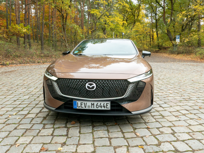 Der 6e kommt im klassischen Mazda-Design, der Frontgrill ist allerdings ohne Lufteinlässe. (Bild: Martin Wolf/Golem)